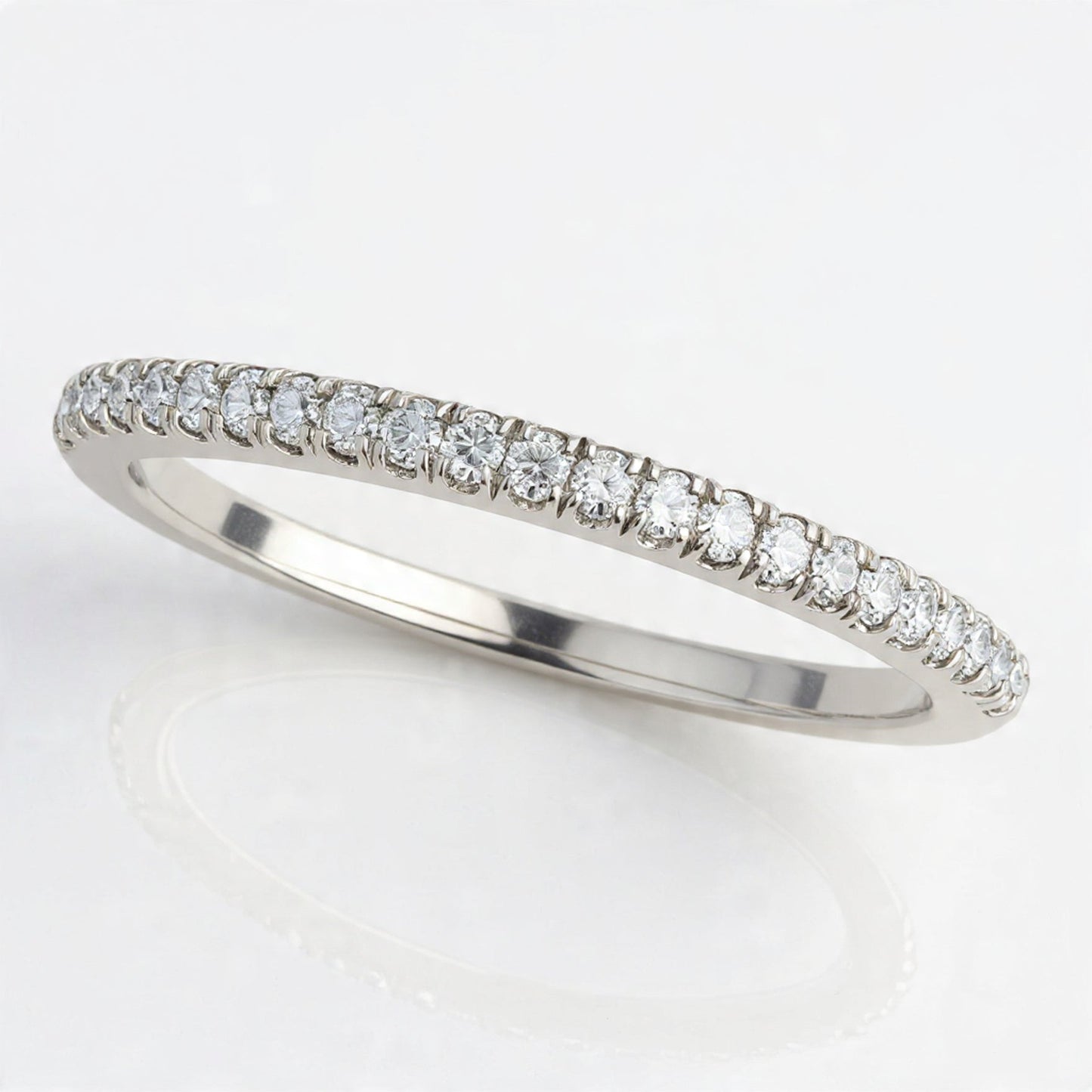 WHITE GOLD SCALLOP STYLE SETTING DIAMOND WEDDING BAND (1/8 CTTW)